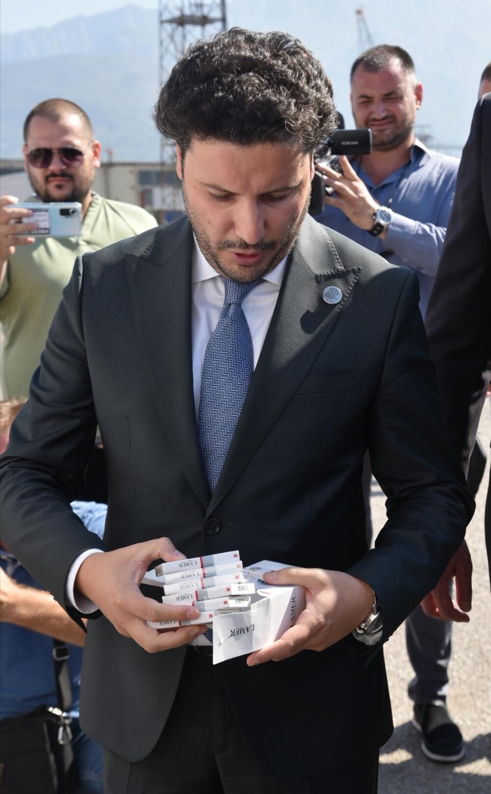 <p>Kazao je da se neće stati i da je ranije rekao da je šverc cigareta klinički mrtav, ali da su ovo sada aktivnosti kojima se pokušava nanijeti šteta Vladi Crne Gore</p>  <div contenteditable="false" tabindex="-1"> </div>