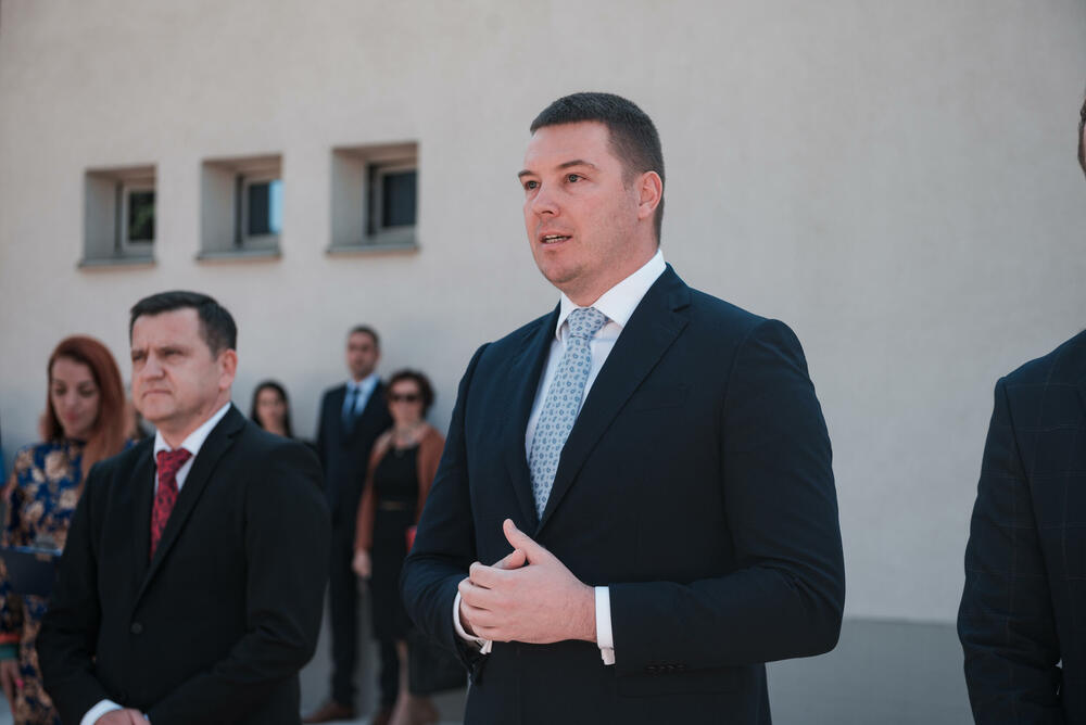 <p>Ministar prosvjete kazao da su akademci odabrali jedan od najčasnijih poziva i da moraju biti svjesni uloge koju imaju u društvu</p>