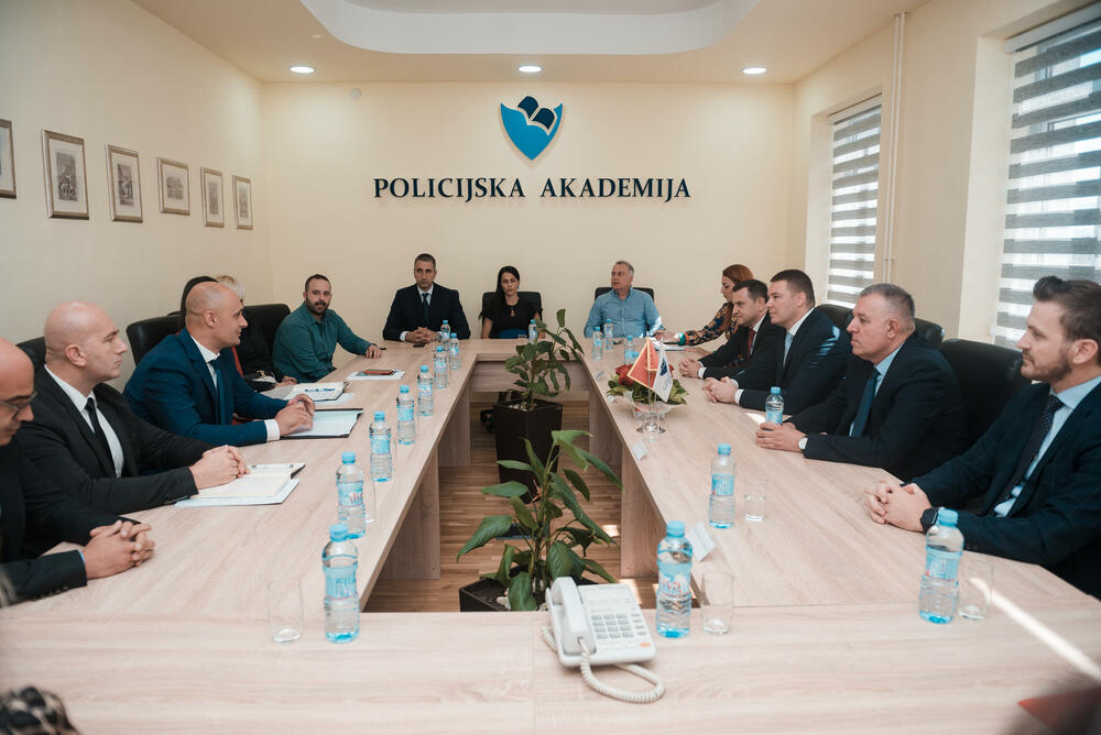 <p>Ministar prosvjete kazao da su akademci odabrali jedan od najčasnijih poziva i da moraju biti svjesni uloge koju imaju u društvu</p>