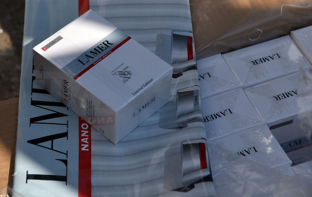 <p>U Slobodnoj zoni Luke Bar zaplijenjene su cigarete bez akciznih markica vrijedne tri miliona eura, kazao je premijer u tehničkom mandatu Dritan Abazović. Zaplijenjeno je preko 5.000 paketa cigareta, koje su stigle brodskim putem.</p>