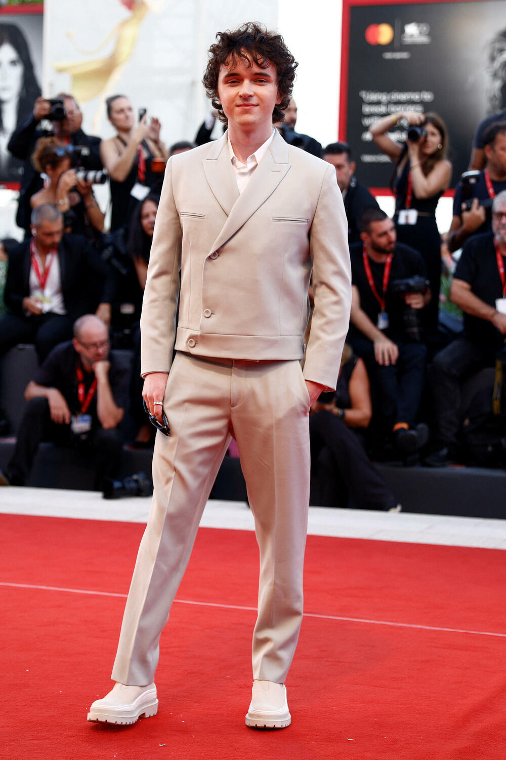 <p>Premijera filma "Sin" bila je idealna prilika da glumačke zvijezde i modeli crvenim tepihom Venecija film festivala prošetaju nove kreacije. Glavne uloge u filmu tumače Hju Džekmen i Laura Dern.</p>  <p>Festival u Veneciji je jedan od najprestižnijih i najglamuroznijih događaja u svijetu kinematografije.</p>