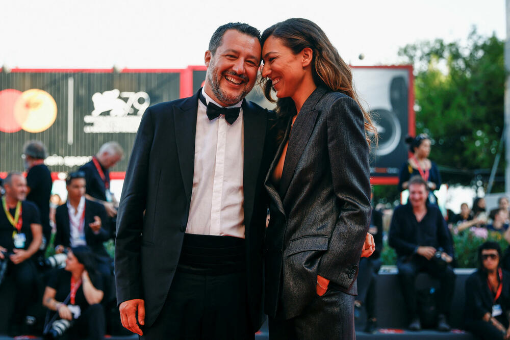 <p>Premijera filma "Sin" bila je idealna prilika da glumačke zvijezde i modeli crvenim tepihom Venecija film festivala prošetaju nove kreacije. Glavne uloge u filmu tumače Hju Džekmen i Laura Dern.</p>  <p>Festival u Veneciji je jedan od najprestižnijih i najglamuroznijih događaja u svijetu kinematografije.</p>