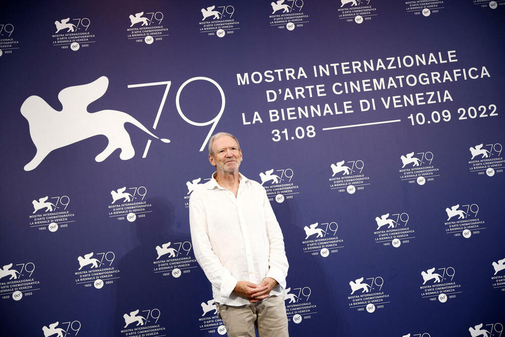 <p>Premijera filma "Sin" bila je idealna prilika da glumačke zvijezde i modeli crvenim tepihom Venecija film festivala prošetaju nove kreacije. Glavne uloge u filmu tumače Hju Džekmen i Laura Dern.</p>  <p>Festival u Veneciji je jedan od najprestižnijih i najglamuroznijih događaja u svijetu kinematografije.</p>