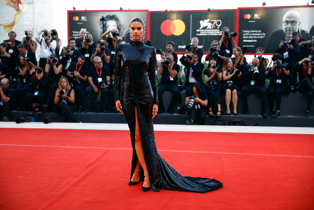 <p>Premijera filma "Sin" bila je idealna prilika da glumačke zvijezde i modeli crvenim tepihom Venecija film festivala prošetaju nove kreacije. Glavne uloge u filmu tumače Hju Džekmen i Laura Dern.</p>  <p>Festival u Veneciji je jedan od najprestižnijih i najglamuroznijih događaja u svijetu kinematografije.</p>