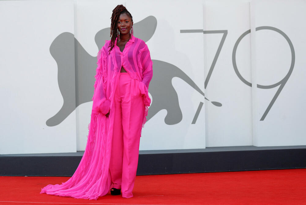 <p>Premijera filma "Sin" bila je idealna prilika da glumačke zvijezde i modeli crvenim tepihom Venecija film festivala prošetaju nove kreacije. Glavne uloge u filmu tumače Hju Džekmen i Laura Dern.</p>  <p>Festival u Veneciji je jedan od najprestižnijih i najglamuroznijih događaja u svijetu kinematografije.</p>