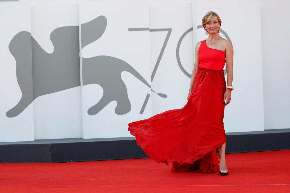 <p>Premijera filma "Sin" bila je idealna prilika da glumačke zvijezde i modeli crvenim tepihom Venecija film festivala prošetaju nove kreacije. Glavne uloge u filmu tumače Hju Džekmen i Laura Dern.</p>  <p>Festival u Veneciji je jedan od najprestižnijih i najglamuroznijih događaja u svijetu kinematografije.</p>