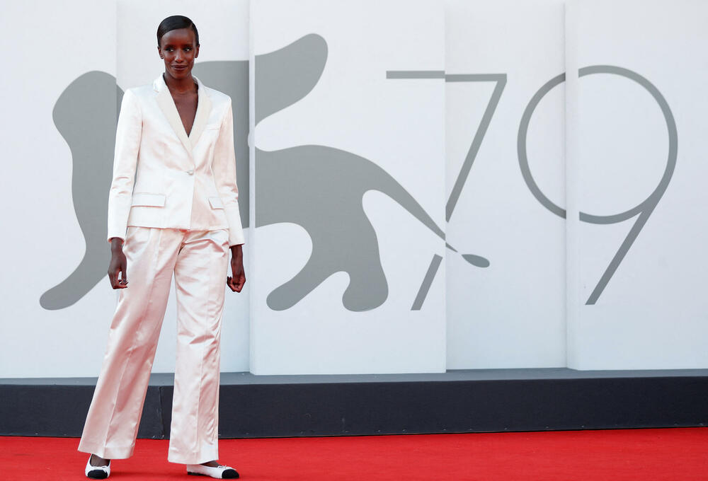 <p>Premijera filma "Sin" bila je idealna prilika da glumačke zvijezde i modeli crvenim tepihom Venecija film festivala prošetaju nove kreacije. Glavne uloge u filmu tumače Hju Džekmen i Laura Dern.</p>  <p>Festival u Veneciji je jedan od najprestižnijih i najglamuroznijih događaja u svijetu kinematografije.</p>