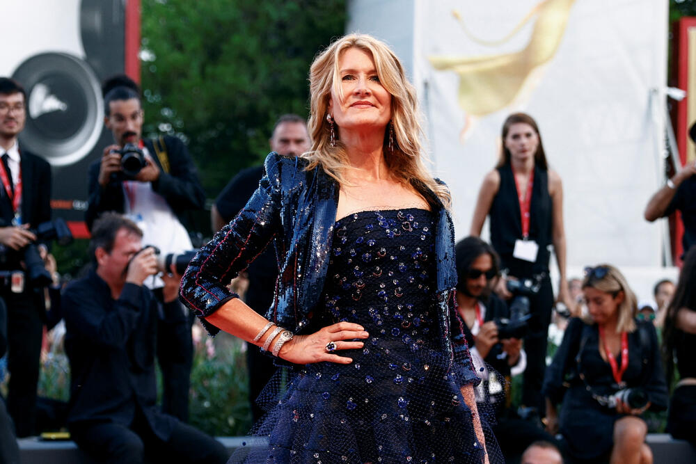 <p>Premijera filma "Sin" bila je idealna prilika da glumačke zvijezde i modeli crvenim tepihom Venecija film festivala prošetaju nove kreacije. Glavne uloge u filmu tumače Hju Džekmen i Laura Dern.</p>  <p>Festival u Veneciji je jedan od najprestižnijih i najglamuroznijih događaja u svijetu kinematografije.</p>