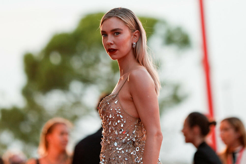 <p>Premijera filma "Sin" bila je idealna prilika da glumačke zvijezde i modeli crvenim tepihom Venecija film festivala prošetaju nove kreacije. Glavne uloge u filmu tumače Hju Džekmen i Laura Dern.</p>  <p>Festival u Veneciji je jedan od najprestižnijih i najglamuroznijih događaja u svijetu kinematografije.</p>