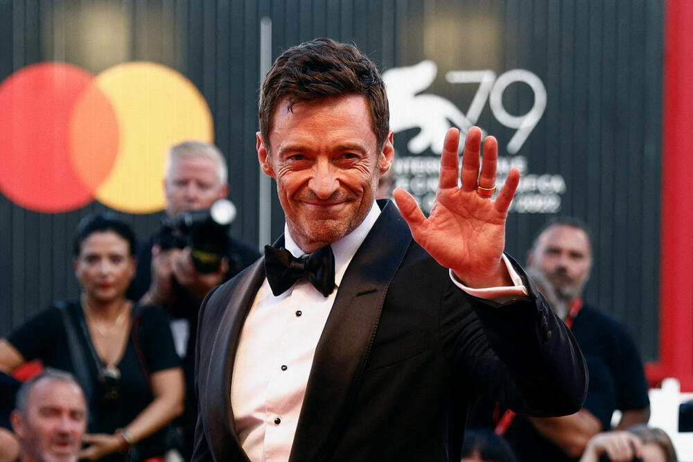 <p>Premijera filma "Sin" bila je idealna prilika da glumačke zvijezde i modeli crvenim tepihom Venecija film festivala prošetaju nove kreacije. Glavne uloge u filmu tumače Hju Džekmen i Laura Dern.</p>  <p>Festival u Veneciji je jedan od najprestižnijih i najglamuroznijih događaja u svijetu kinematografije.</p>