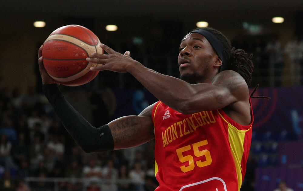 <p>Košarkaši Crne Gore u direktnom obračunu za plasman u osminu finala 41. Eurobasketa u Tbilisiju savladali domaću Gruziju, koja je imala ogromnu pomoć i sa tribina i sa terena. “Crveni” ujutro sele u Berlin, u subotu igraju protiv još jednog domaćina - Njemačke</p>