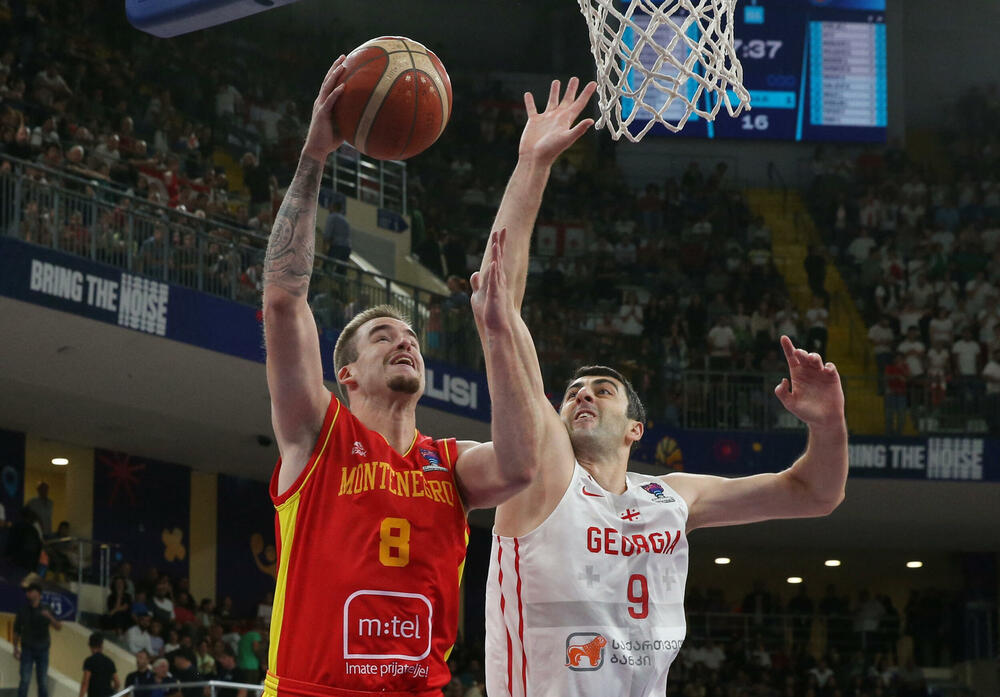 <p>Košarkaši Crne Gore u direktnom obračunu za plasman u osminu finala 41. Eurobasketa u Tbilisiju savladali domaću Gruziju, koja je imala ogromnu pomoć i sa tribina i sa terena. “Crveni” ujutro sele u Berlin, u subotu igraju protiv još jednog domaćina - Njemačke</p>