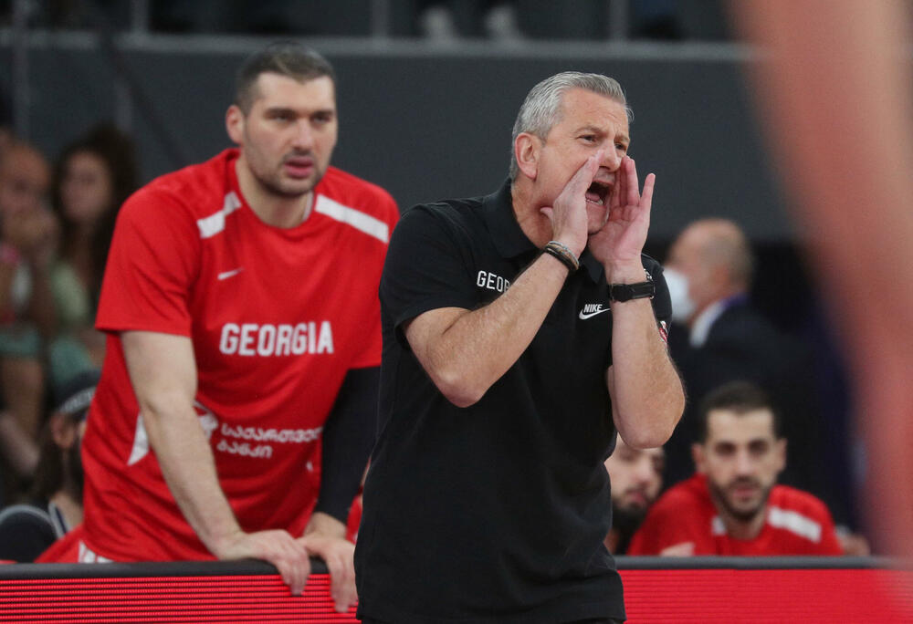 <p>Košarkaši Crne Gore u direktnom obračunu za plasman u osminu finala 41. Eurobasketa u Tbilisiju savladali domaću Gruziju, koja je imala ogromnu pomoć i sa tribina i sa terena. “Crveni” ujutro sele u Berlin, u subotu igraju protiv još jednog domaćina - Njemačke</p>