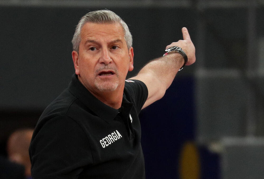 <p>Košarkaši Crne Gore u direktnom obračunu za plasman u osminu finala 41. Eurobasketa u Tbilisiju savladali domaću Gruziju, koja je imala ogromnu pomoć i sa tribina i sa terena. “Crveni” ujutro sele u Berlin, u subotu igraju protiv još jednog domaćina - Njemačke</p>