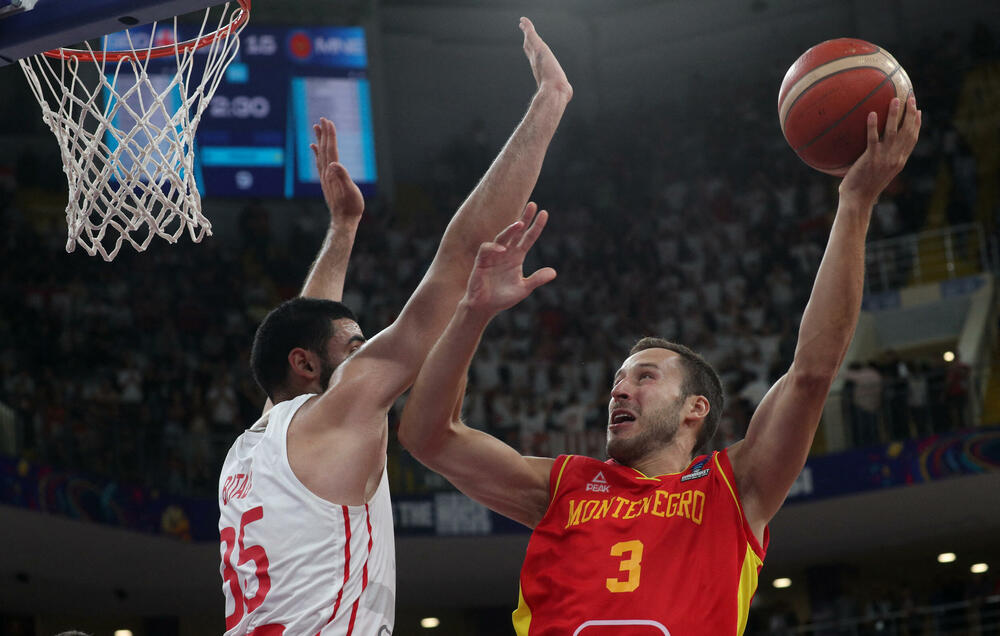 <p>Košarkaši Crne Gore u direktnom obračunu za plasman u osminu finala 41. Eurobasketa u Tbilisiju savladali domaću Gruziju, koja je imala ogromnu pomoć i sa tribina i sa terena. “Crveni” ujutro sele u Berlin, u subotu igraju protiv još jednog domaćina - Njemačke</p>