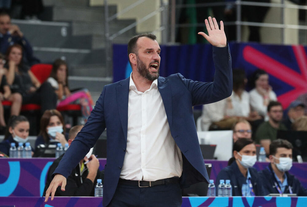 <p>Košarkaši Crne Gore u direktnom obračunu za plasman u osminu finala 41. Eurobasketa u Tbilisiju savladali domaću Gruziju, koja je imala ogromnu pomoć i sa tribina i sa terena. “Crveni” ujutro sele u Berlin, u subotu igraju protiv još jednog domaćina - Njemačke</p>