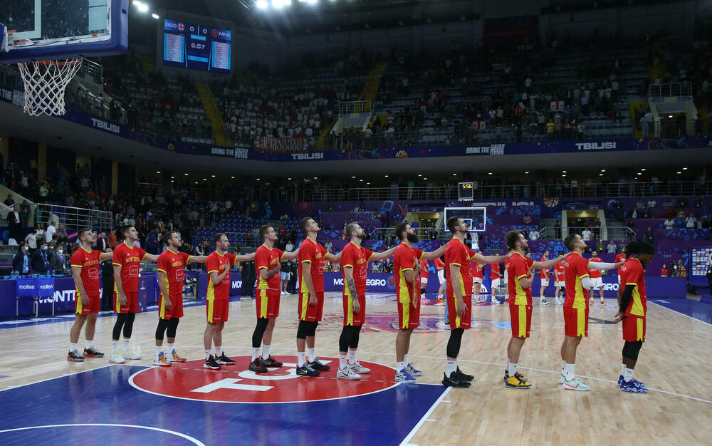 <p>Košarkaši Crne Gore u direktnom obračunu za plasman u osminu finala 41. Eurobasketa u Tbilisiju savladali domaću Gruziju, koja je imala ogromnu pomoć i sa tribina i sa terena. “Crveni” ujutro sele u Berlin, u subotu igraju protiv još jednog domaćina - Njemačke</p>