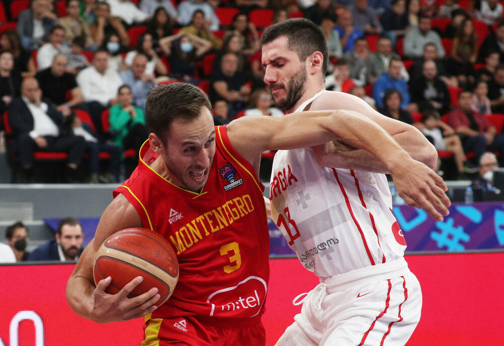 <p>Košarkaši Crne Gore u direktnom obračunu za plasman u osminu finala 41. Eurobasketa u Tbilisiju savladali domaću Gruziju, koja je imala ogromnu pomoć i sa tribina i sa terena. “Crveni” ujutro sele u Berlin, u subotu igraju protiv još jednog domaćina - Njemačke</p>