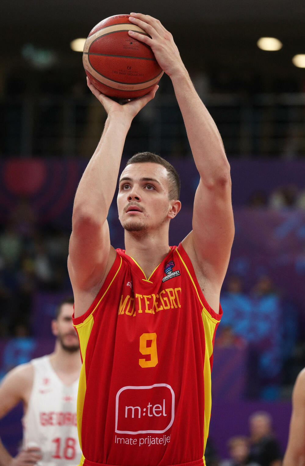 <p>Košarkaši Crne Gore u direktnom obračunu za plasman u osminu finala 41. Eurobasketa u Tbilisiju savladali domaću Gruziju, koja je imala ogromnu pomoć i sa tribina i sa terena. “Crveni” ujutro sele u Berlin, u subotu igraju protiv još jednog domaćina - Njemačke</p>