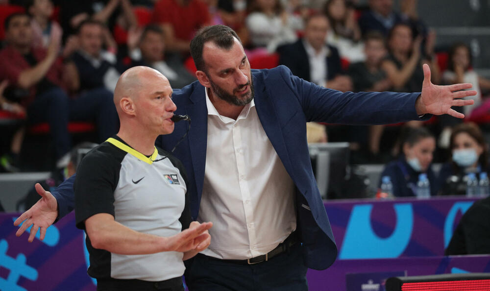 <p>Košarkaši Crne Gore u direktnom obračunu za plasman u osminu finala 41. Eurobasketa u Tbilisiju savladali domaću Gruziju, koja je imala ogromnu pomoć i sa tribina i sa terena. “Crveni” ujutro sele u Berlin, u subotu igraju protiv još jednog domaćina - Njemačke</p>