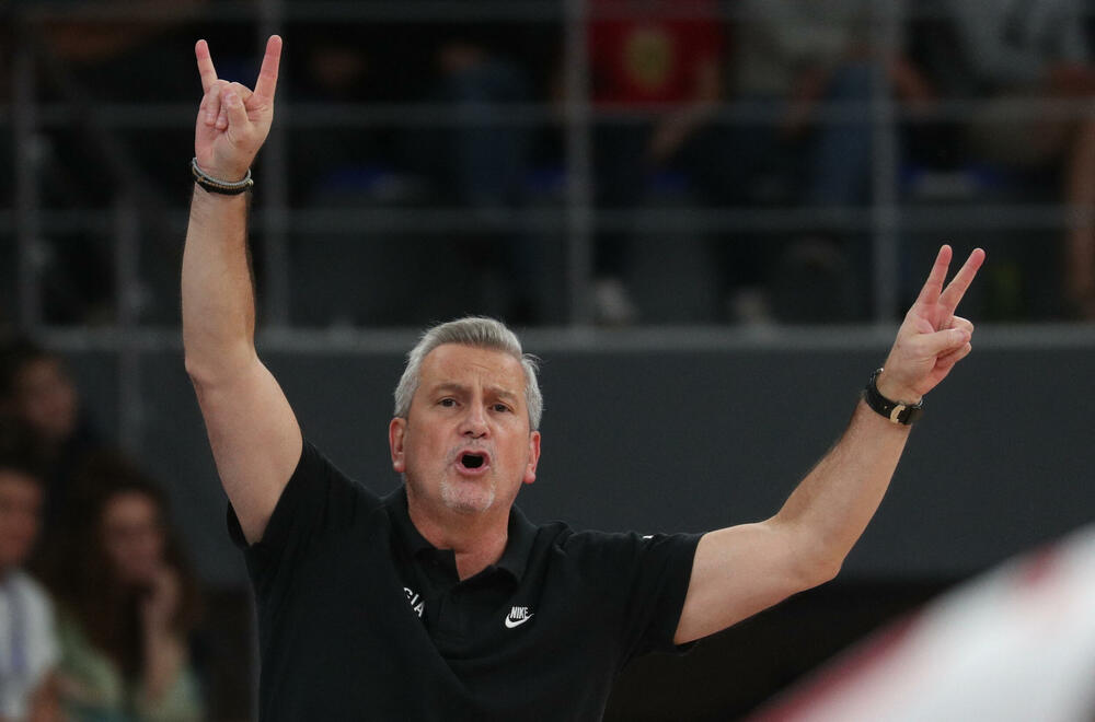 <p>Košarkaši Crne Gore u direktnom obračunu za plasman u osminu finala 41. Eurobasketa u Tbilisiju savladali domaću Gruziju, koja je imala ogromnu pomoć i sa tribina i sa terena. “Crveni” ujutro sele u Berlin, u subotu igraju protiv još jednog domaćina - Njemačke</p>