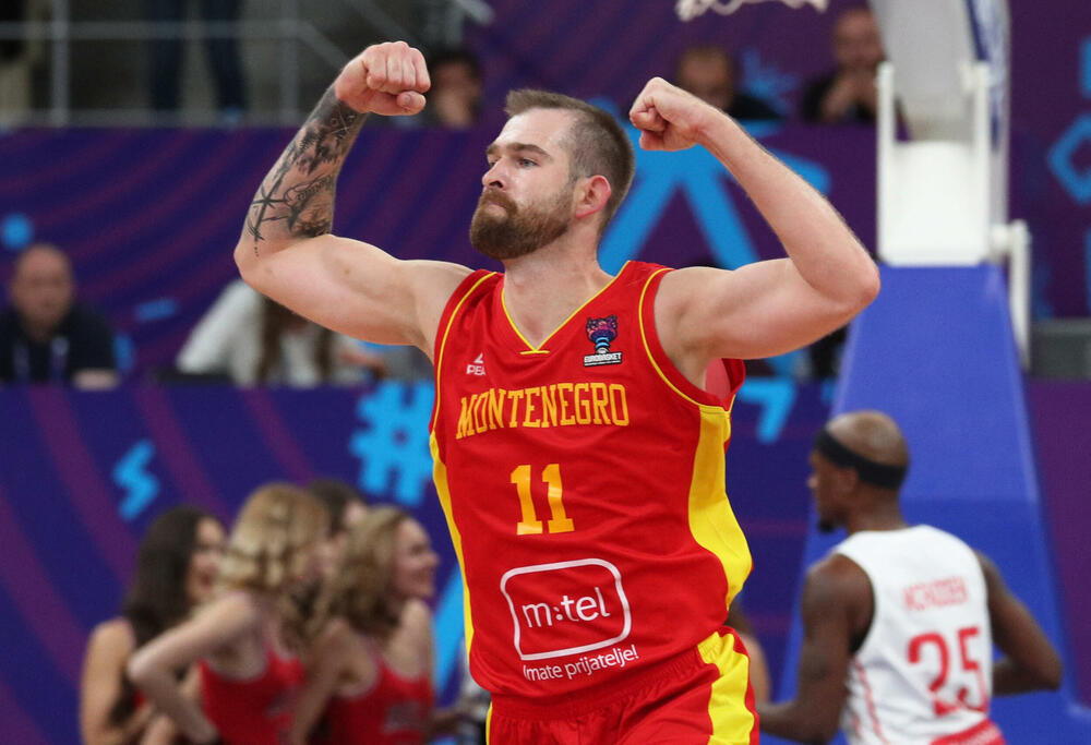 <p>Košarkaši Crne Gore u direktnom obračunu za plasman u osminu finala 41. Eurobasketa u Tbilisiju savladali domaću Gruziju, koja je imala ogromnu pomoć i sa tribina i sa terena. “Crveni” ujutro sele u Berlin, u subotu igraju protiv još jednog domaćina - Njemačke</p>