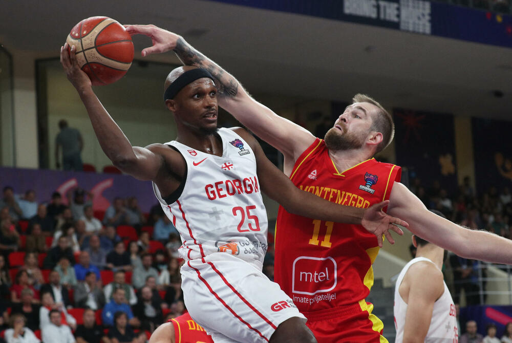 <p>Košarkaši Crne Gore u direktnom obračunu za plasman u osminu finala 41. Eurobasketa u Tbilisiju savladali domaću Gruziju, koja je imala ogromnu pomoć i sa tribina i sa terena. “Crveni” ujutro sele u Berlin, u subotu igraju protiv još jednog domaćina - Njemačke</p>