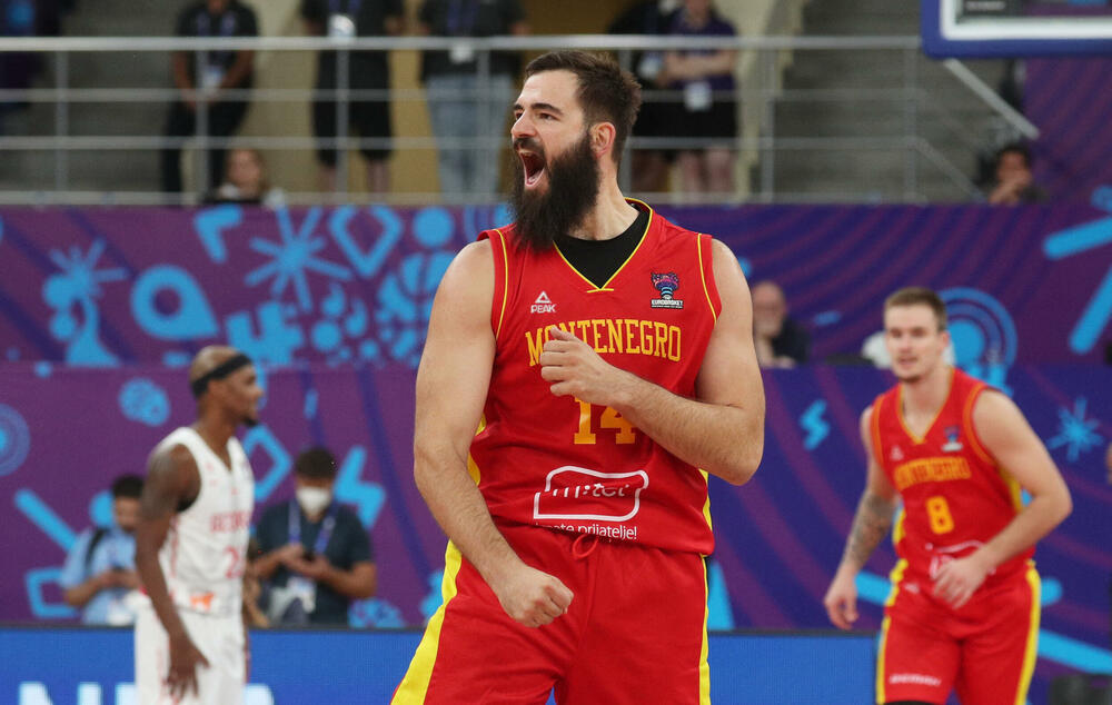 <p>Košarkaši Crne Gore u direktnom obračunu za plasman u osminu finala 41. Eurobasketa u Tbilisiju savladali domaću Gruziju, koja je imala ogromnu pomoć i sa tribina i sa terena. “Crveni” ujutro sele u Berlin, u subotu igraju protiv još jednog domaćina - Njemačke</p>
