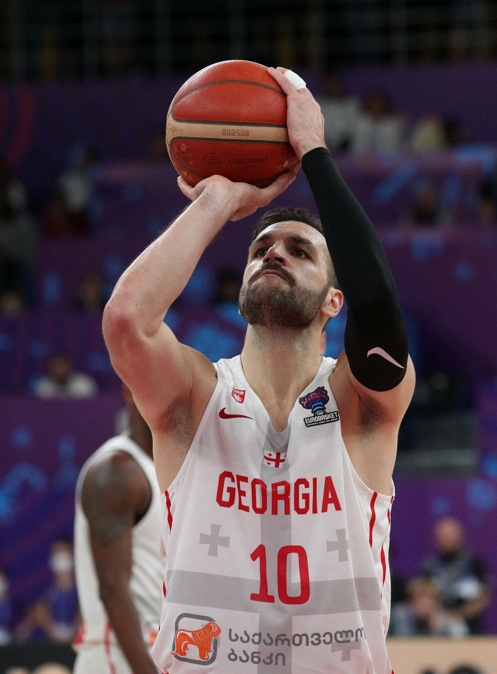 <p>Košarkaši Crne Gore u direktnom obračunu za plasman u osminu finala 41. Eurobasketa u Tbilisiju savladali domaću Gruziju, koja je imala ogromnu pomoć i sa tribina i sa terena. “Crveni” ujutro sele u Berlin, u subotu igraju protiv još jednog domaćina - Njemačke</p>