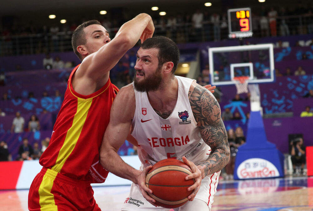 <p>Košarkaši Crne Gore u direktnom obračunu za plasman u osminu finala 41. Eurobasketa u Tbilisiju savladali domaću Gruziju, koja je imala ogromnu pomoć i sa tribina i sa terena. “Crveni” ujutro sele u Berlin, u subotu igraju protiv još jednog domaćina - Njemačke</p>