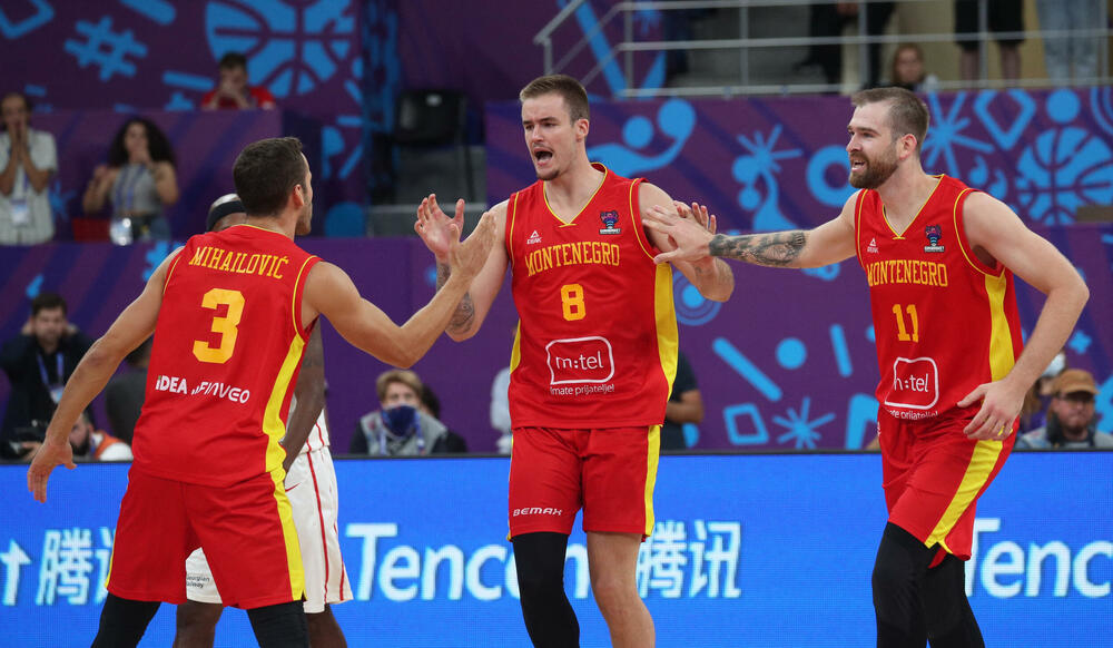 <p>Košarkaši Crne Gore u direktnom obračunu za plasman u osminu finala 41. Eurobasketa u Tbilisiju savladali domaću Gruziju, koja je imala ogromnu pomoć i sa tribina i sa terena. “Crveni” ujutro sele u Berlin, u subotu igraju protiv još jednog domaćina - Njemačke</p>