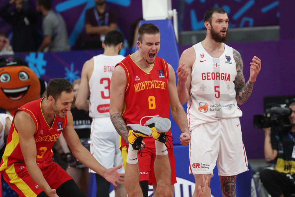 <p>Košarkaši Crne Gore u direktnom obračunu za plasman u osminu finala 41. Eurobasketa u Tbilisiju savladali domaću Gruziju, koja je imala ogromnu pomoć i sa tribina i sa terena. “Crveni” ujutro sele u Berlin, u subotu igraju protiv još jednog domaćina - Njemačke</p>