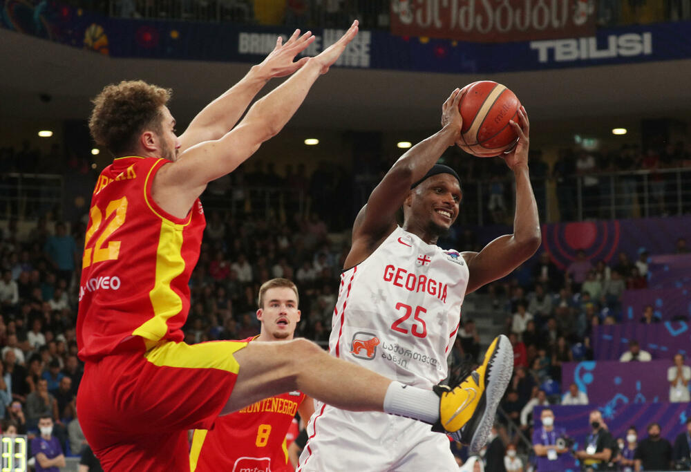 <p>Košarkaši Crne Gore u direktnom obračunu za plasman u osminu finala 41. Eurobasketa u Tbilisiju savladali domaću Gruziju, koja je imala ogromnu pomoć i sa tribina i sa terena. “Crveni” ujutro sele u Berlin, u subotu igraju protiv još jednog domaćina - Njemačke</p>