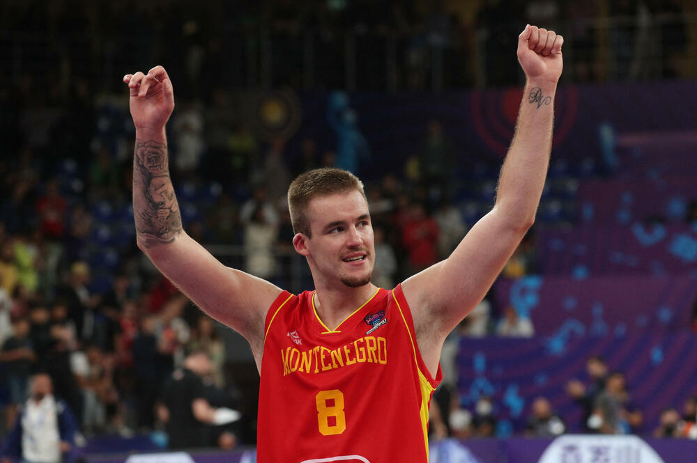 <p>Košarkaši Crne Gore u direktnom obračunu za plasman u osminu finala 41. Eurobasketa u Tbilisiju savladali domaću Gruziju, koja je imala ogromnu pomoć i sa tribina i sa terena. “Crveni” ujutro sele u Berlin, u subotu igraju protiv još jednog domaćina - Njemačke</p>