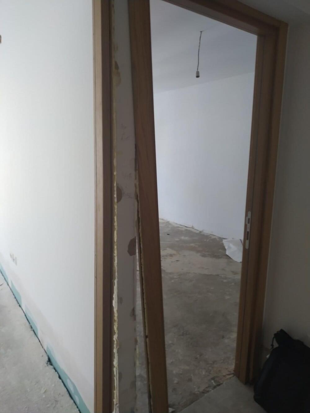 <p>Da stanovi nijesu dovedeni do prihvatljive useljivosti, kako navode, jasno je i po tome što nije uvedena ni struja, a što u konačnom znači da su oni i u stanovima nastavili da 'kampuju' i iz takvih stanova idu na časove</p>