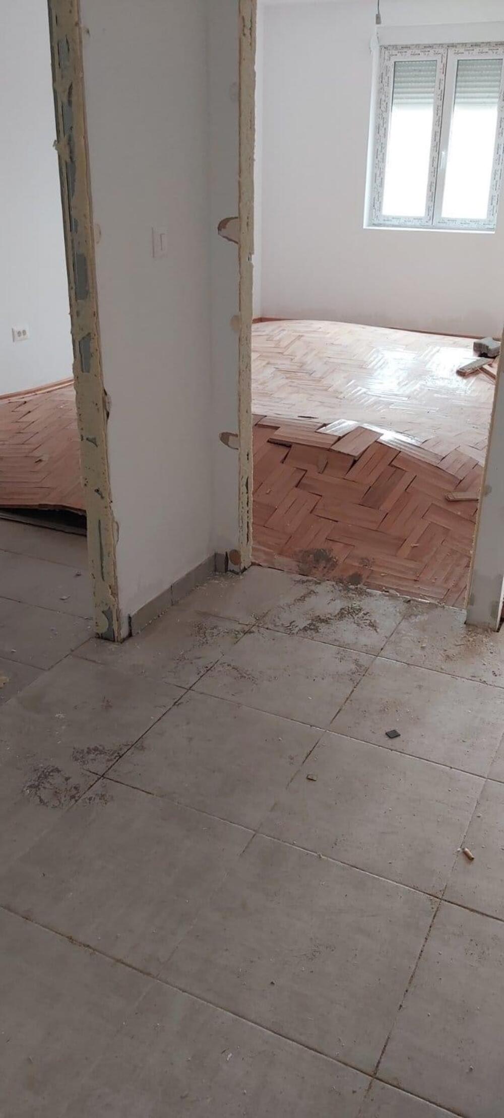 <p>Da stanovi nijesu dovedeni do prihvatljive useljivosti, kako navode, jasno je i po tome što nije uvedena ni struja, a što u konačnom znači da su oni i u stanovima nastavili da 'kampuju' i iz takvih stanova idu na časove</p>