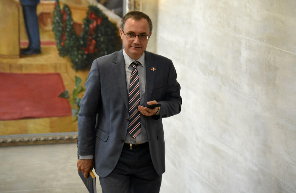 <p>"Bez političke stabilnosti ne možemo da radimo sve stvari koje su potrebne da bi ova država suštinski išla naprijed", kazao je poslanik Socijaldemokrata<br /> </p>