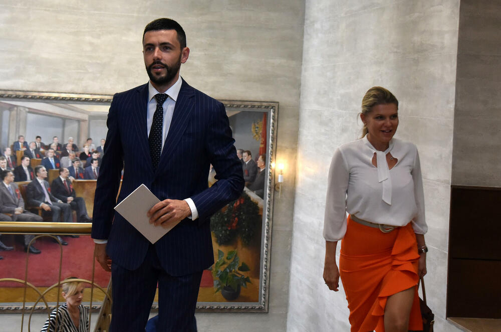 <p>"Bez političke stabilnosti ne možemo da radimo sve stvari koje su potrebne da bi ova država suštinski išla naprijed", kazao je poslanik Socijaldemokrata<br /> </p>