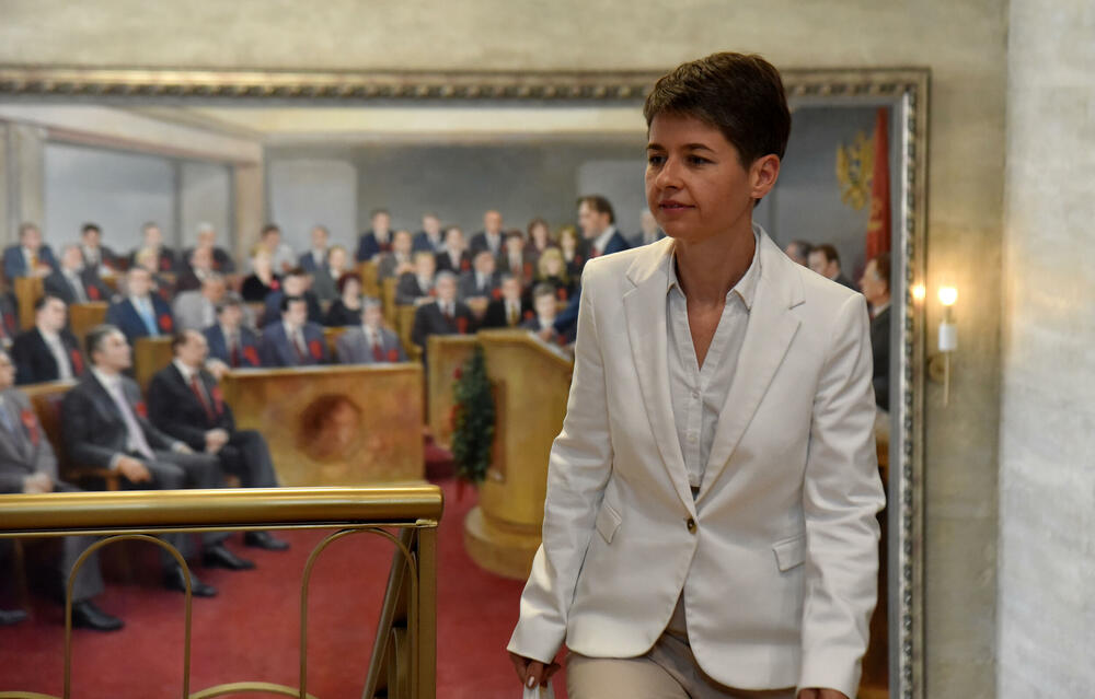 <p>"Bez političke stabilnosti ne možemo da radimo sve stvari koje su potrebne da bi ova država suštinski išla naprijed", kazao je poslanik Socijaldemokrata<br /> </p>