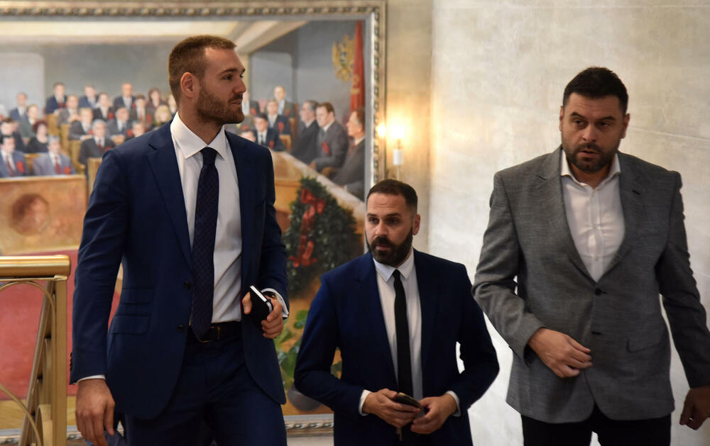 <p>"Bez političke stabilnosti ne možemo da radimo sve stvari koje su potrebne da bi ova država suštinski išla naprijed", kazao je poslanik Socijaldemokrata<br /> </p>