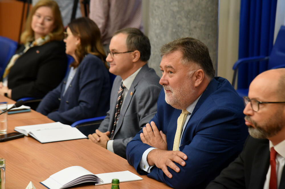 <p>"Bez političke stabilnosti ne možemo da radimo sve stvari koje su potrebne da bi ova država suštinski išla naprijed", kazao je poslanik Socijaldemokrata<br /> </p>