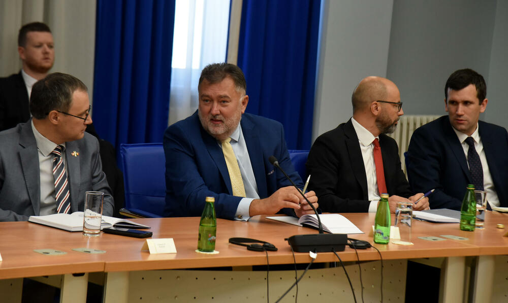 <p>"Bez političke stabilnosti ne možemo da radimo sve stvari koje su potrebne da bi ova država suštinski išla naprijed", kazao je poslanik Socijaldemokrata<br /> </p>