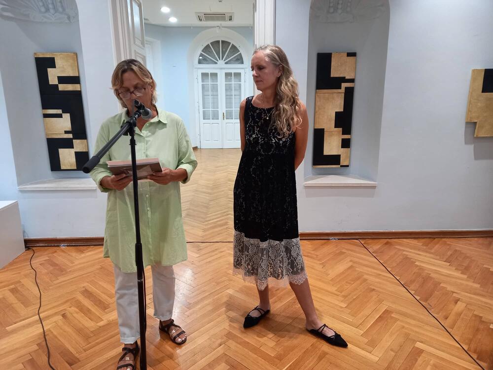 <p>O izložbi “(Ne)svrstana”, motivu petokrake, identitetu i zemlji koja više ne postoji u svom prvobitnom obliku...</p>