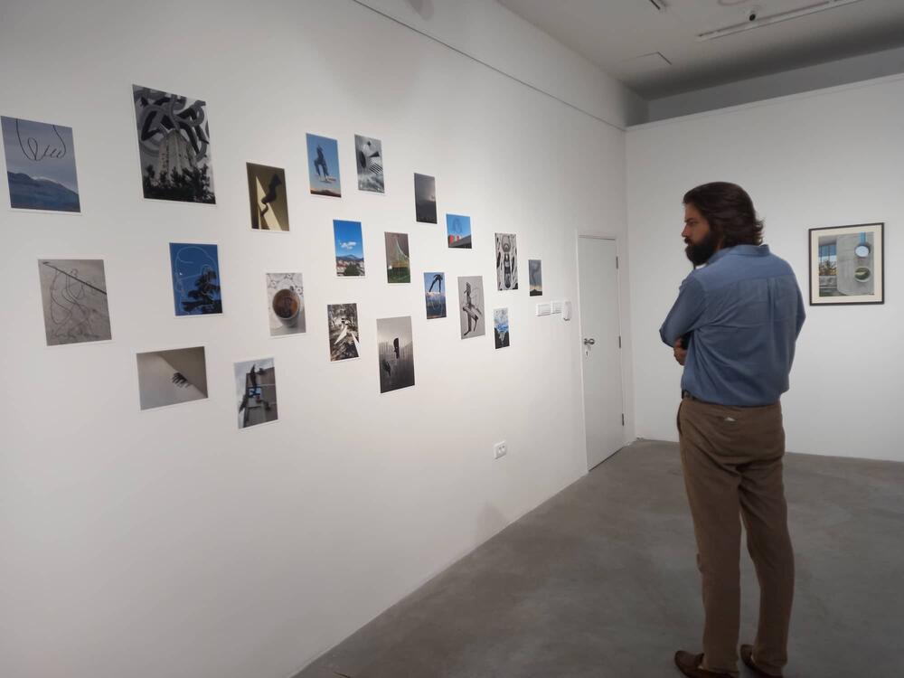 <p>Milena Vukoslavović i Srđa Dragović se na različite, originalne i jedinstvene načine bave percepcijom i refleksijom neposrednog i neupadljivog prostora, a izložba njihovih radova otvorena je u podgoričkoj Modernoj galeriji</p>