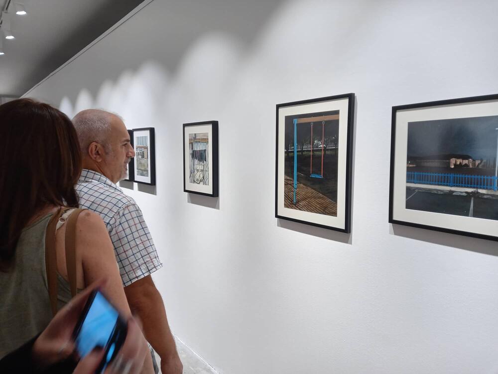 <p>Milena Vukoslavović i Srđa Dragović se na različite, originalne i jedinstvene načine bave percepcijom i refleksijom neposrednog i neupadljivog prostora, a izložba njihovih radova otvorena je u podgoričkoj Modernoj galeriji</p>