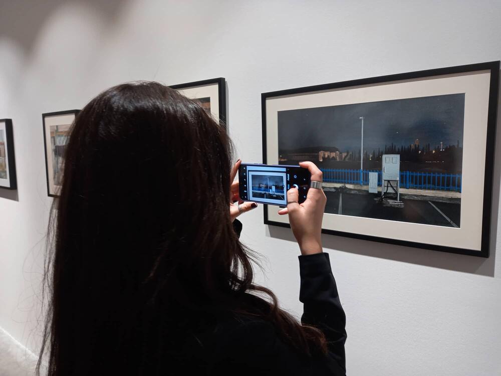 <p>Milena Vukoslavović i Srđa Dragović se na različite, originalne i jedinstvene načine bave percepcijom i refleksijom neposrednog i neupadljivog prostora, a izložba njihovih radova otvorena je u podgoričkoj Modernoj galeriji</p>