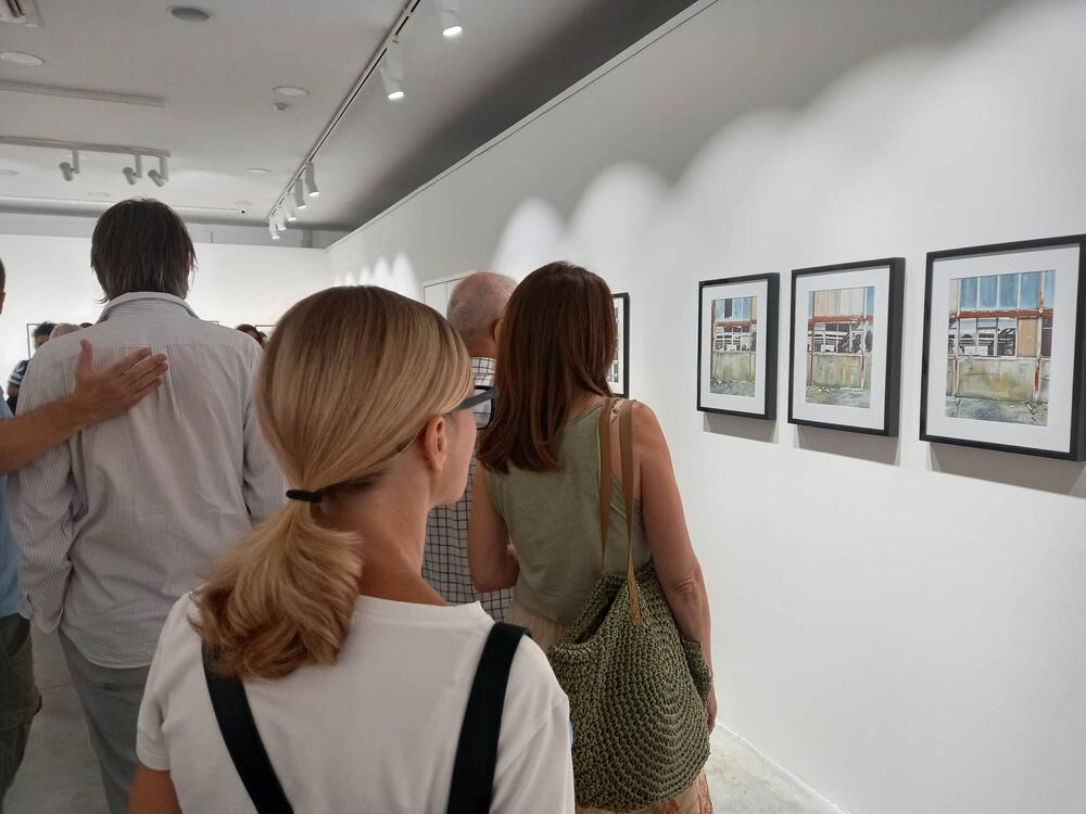 <p>Milena Vukoslavović i Srđa Dragović se na različite, originalne i jedinstvene načine bave percepcijom i refleksijom neposrednog i neupadljivog prostora, a izložba njihovih radova otvorena je u podgoričkoj Modernoj galeriji</p>