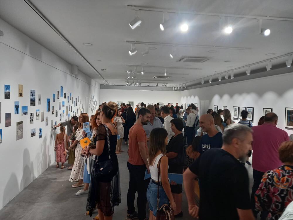 <p>Milena Vukoslavović i Srđa Dragović se na različite, originalne i jedinstvene načine bave percepcijom i refleksijom neposrednog i neupadljivog prostora, a izložba njihovih radova otvorena je u podgoričkoj Modernoj galeriji</p>