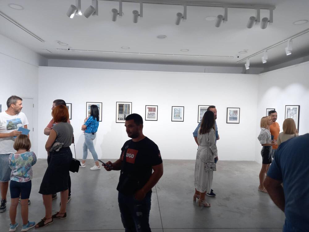 <p>Milena Vukoslavović i Srđa Dragović se na različite, originalne i jedinstvene načine bave percepcijom i refleksijom neposrednog i neupadljivog prostora, a izložba njihovih radova otvorena je u podgoričkoj Modernoj galeriji</p>