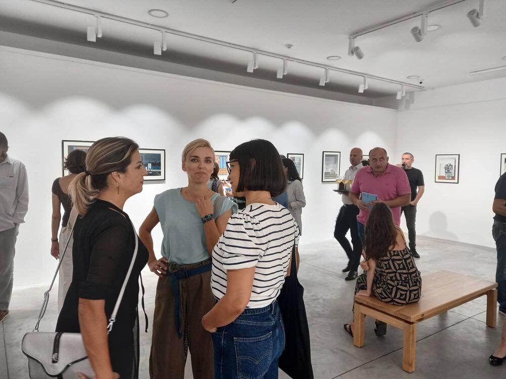 <p>Milena Vukoslavović i Srđa Dragović se na različite, originalne i jedinstvene načine bave percepcijom i refleksijom neposrednog i neupadljivog prostora, a izložba njihovih radova otvorena je u podgoričkoj Modernoj galeriji</p>